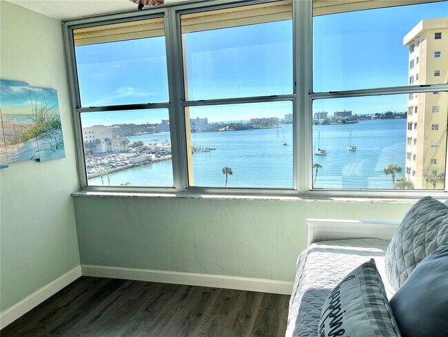 Building Photo - 4550 Cove Cir