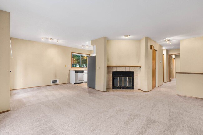 Building Photo - 2 Bedroom 2 Bathroom Condo Near Downtown Kirkland