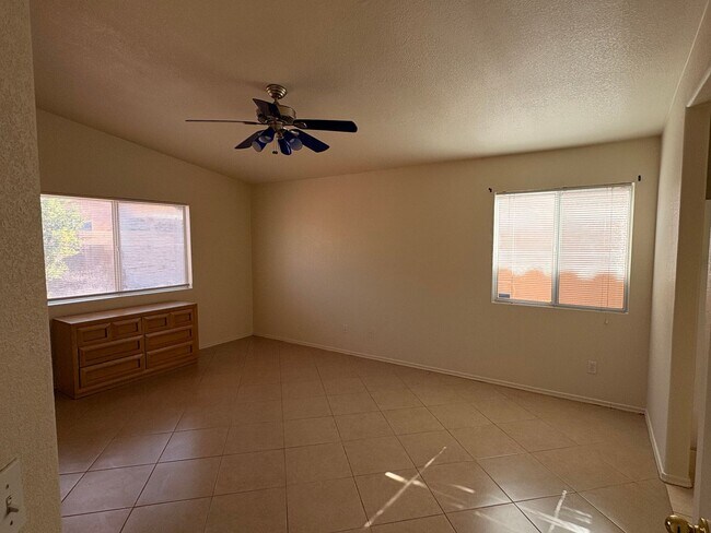 Building Photo - 3Bed 2Bath West Side Home