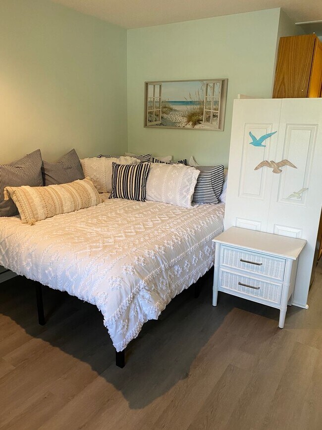 Building Photo - 1BR/1BA Condo with Utilities Included in F...