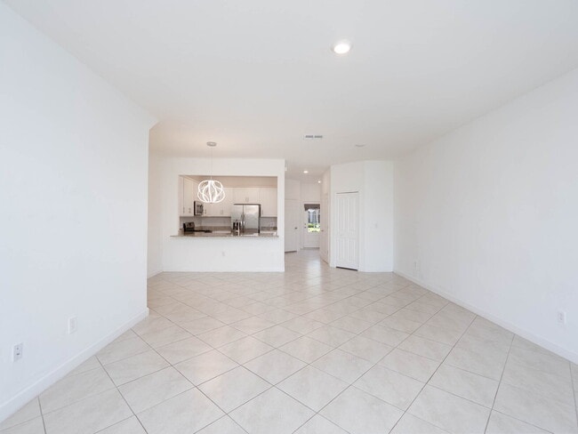 Building Photo - Newer-construction townhome in the highly desirable Lorraine Lakes