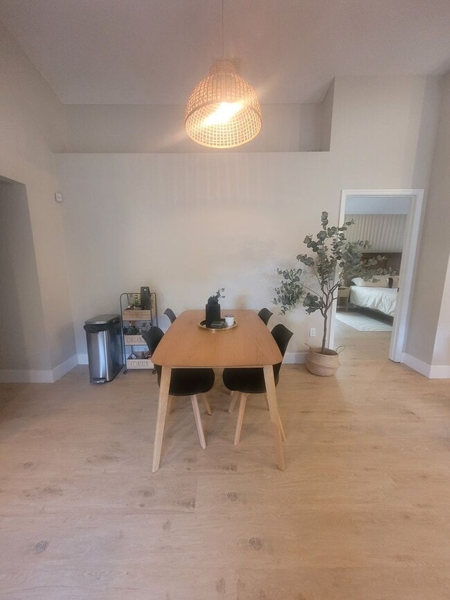 Building Photo - Modern 3 Bed, 2 Bath Home in Chelsea Parc ...