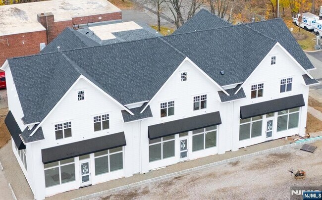 Building Photo - 445 Ramapo Valley Rd