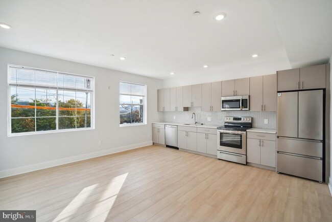 Building Photo - 646 N 32nd St