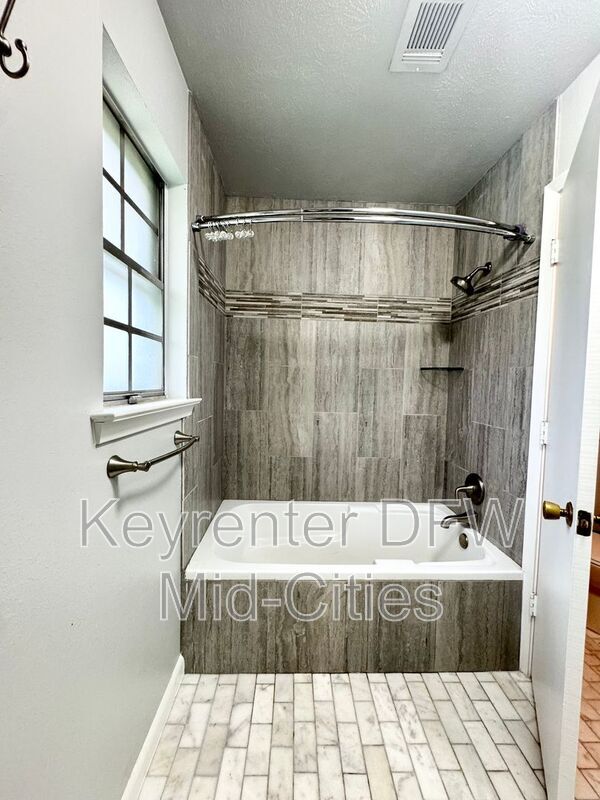 Building Photo - 2505 Crestview Cir