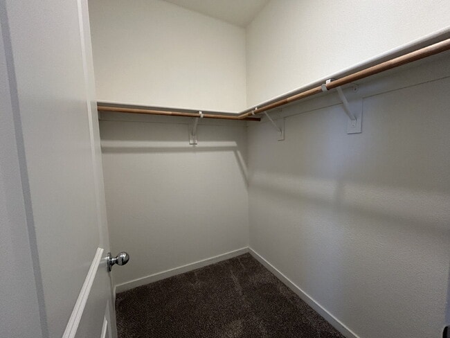 Building Photo - Fresh 3 Bed, 2 Bath Home - Close to shopping!