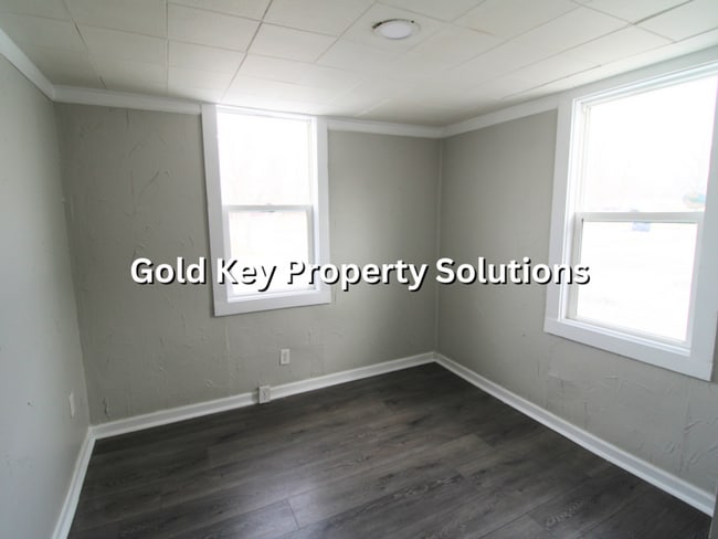 Building Photo - Adorable 3 BR 2 FULL BA House with Fenced Yard and Central Air (SECTION 8 APPROVED)