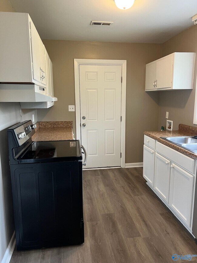 Building Photo - 1002 Lowell Dr SE