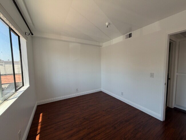 Building Photo - Enjoy the San Clemente lifestyle!