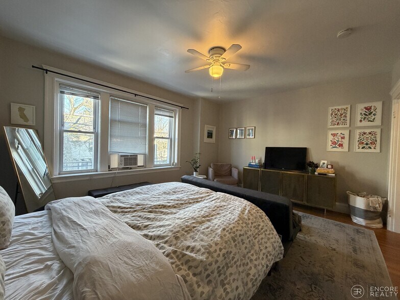 Building Photo - 11 Gray St