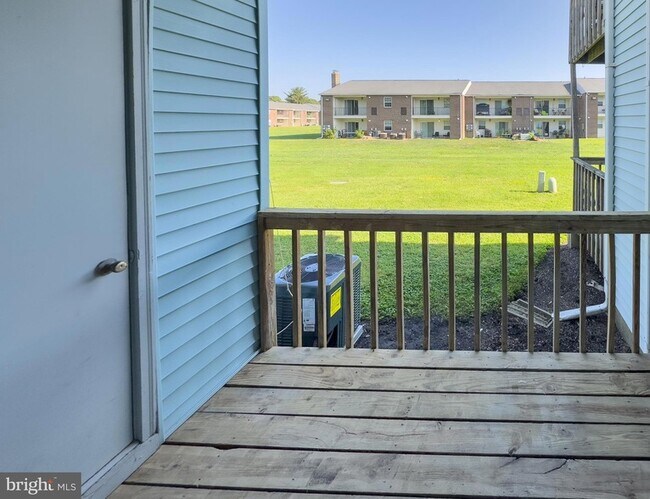 Building Photo - 303 Dove Ct