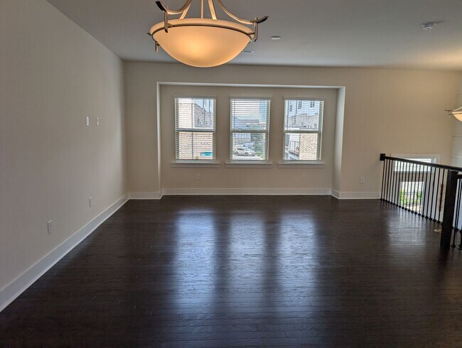 Building Photo - Georgeous townhome located in the Central ...