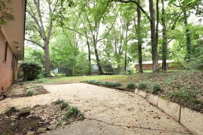 Building Photo - 1108 E Magnolia Ave