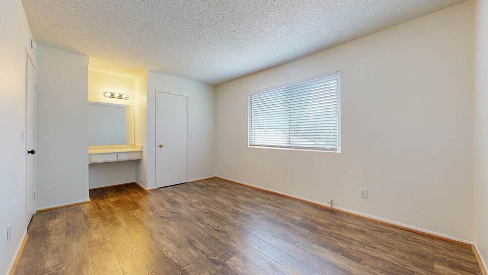 Building Photo - 1125 W Calle del Sol
