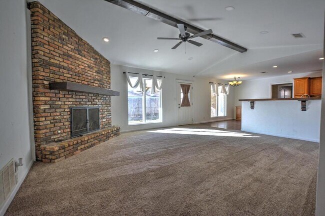 Building Photo - 815 7th St