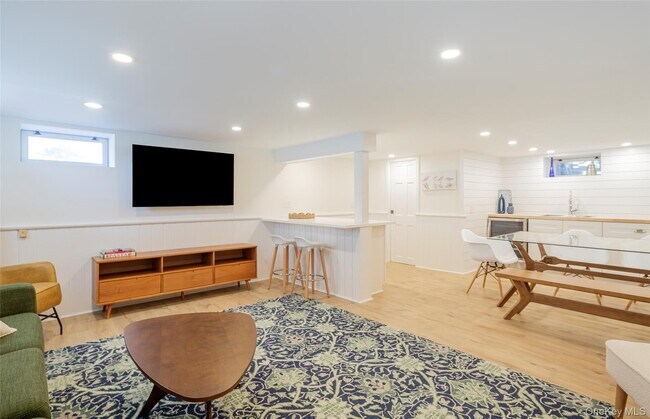 Building Photo - 275 Maier Pl