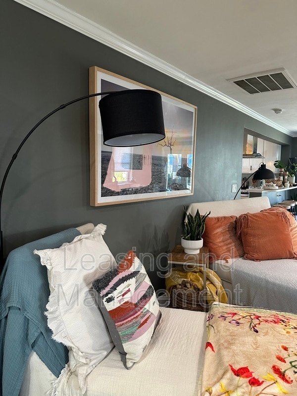 Building Photo - 823 Jordan St