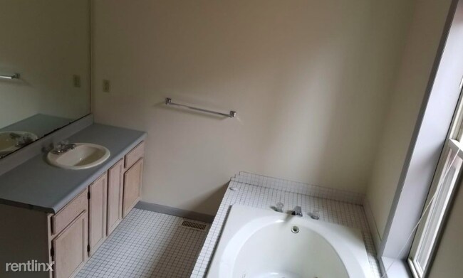 Building Photo - 2 br, 1 bath Townhome - 735 Hamlet St