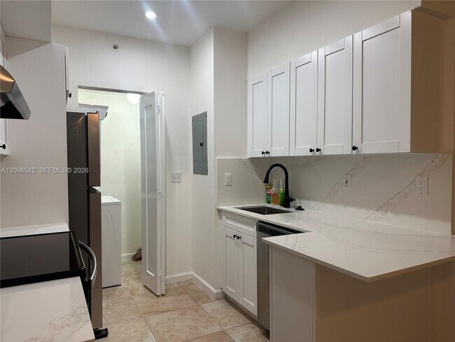Building Photo - 3241 Sabal Palm Manor