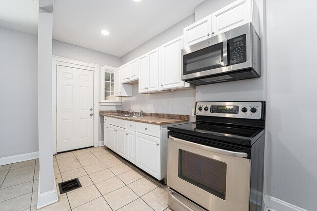 Building Photo - 1662 E Sycamore