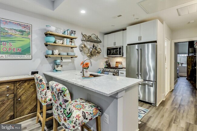 Building Photo - 819 D St NE