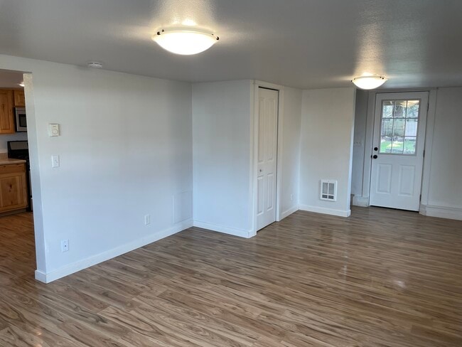 Building Photo - 220 Ruby Ave