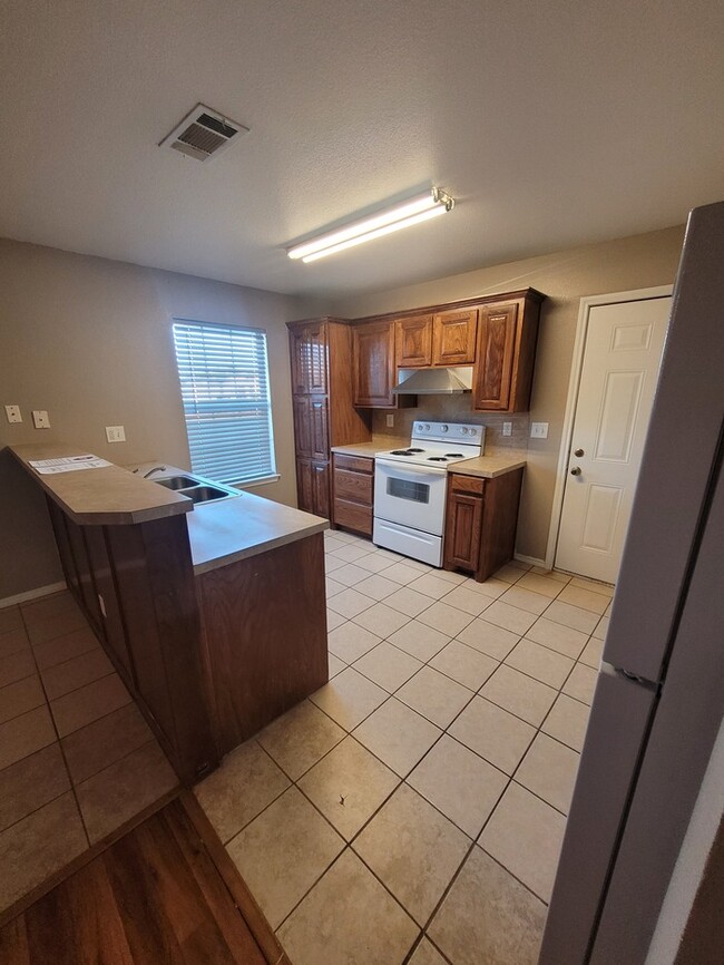 Building Photo - 3 bed 2 bath home with carport, move in re...