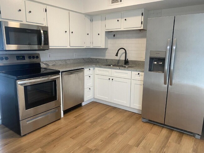 Building Photo - Charming 2 Bed, 1.5 Bath in the Heart of East Nashville