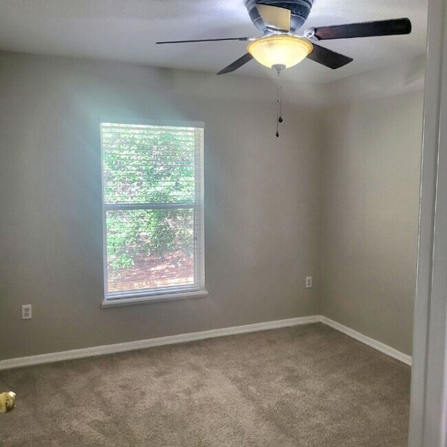 Building Photo - Well laid out 3 BDR /2.5 BTH Townhome with...
