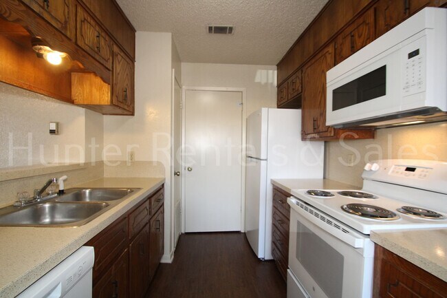 Building Photo - Charming Two-Bedroom Townhome with Fireplace