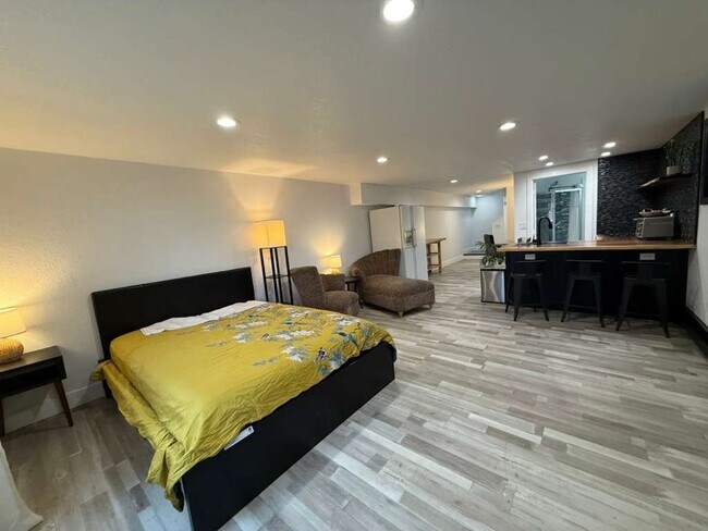 Building Photo - 706 E Stuart St