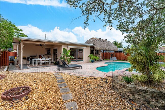 Building Photo - 1512 E Hawthorne Cir