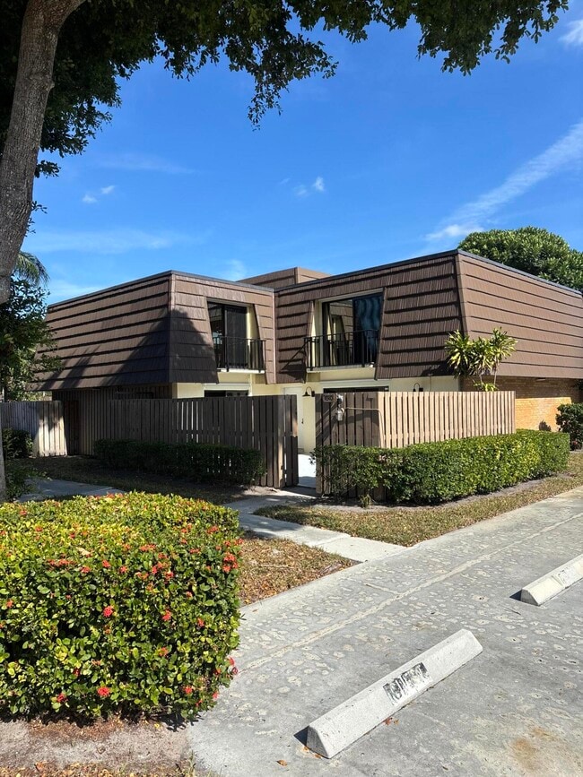 Building Photo - 1010 10th Ct