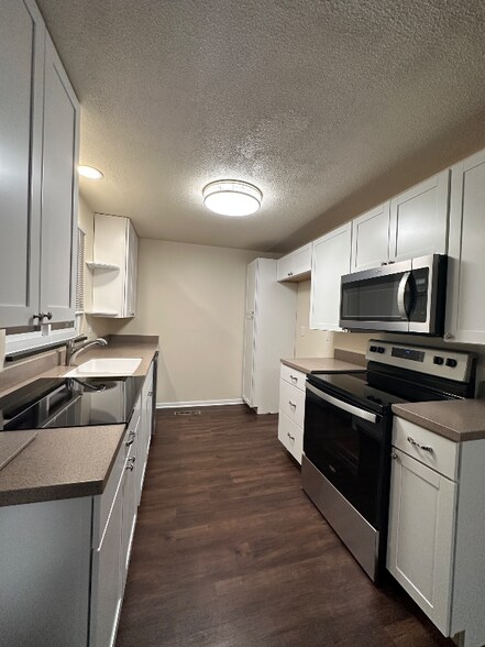 Building Photo - 4055 Royal Oak Dr