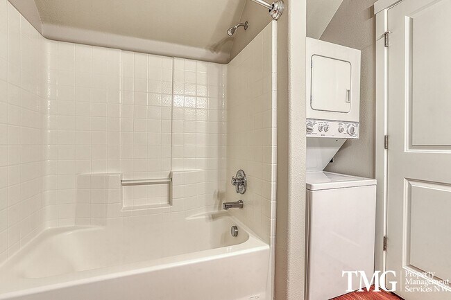 Building Photo - Beautiful Ground-Level 1 Bedroom + Bonus Room Condo 769 Sq Ft | Water/Sewer/Garbage Included