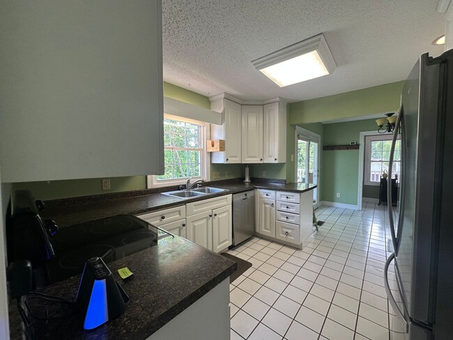 Building Photo - Large Weaverville Rental!
