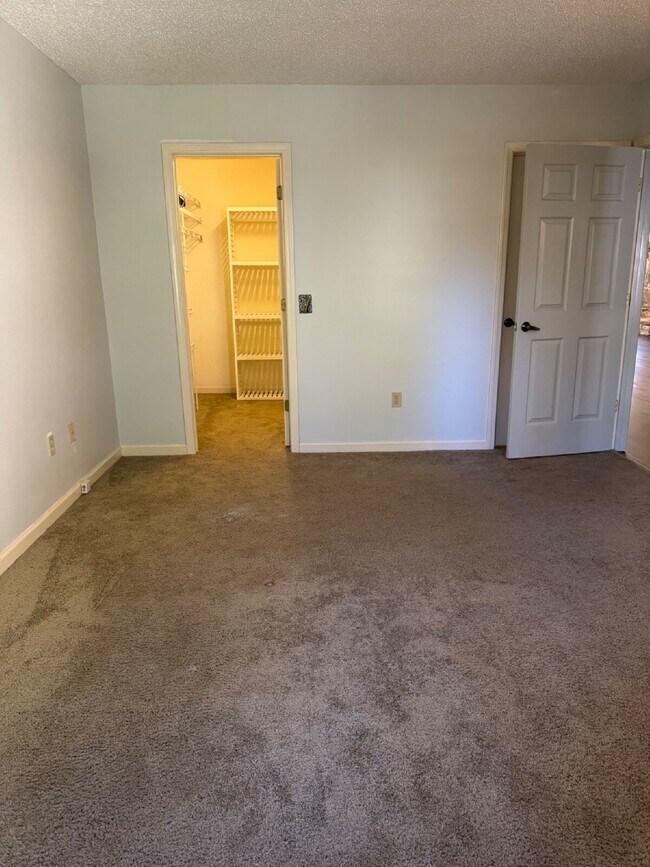 Building Photo - "Charming 2-Bedroom Condo with Cozy Fireplace in Hendersonville – 1603 Sq Ft of Comfort!"