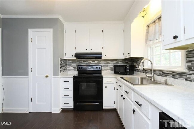 Building Photo - 4 Bedroom 3 Bath Home Available in August!