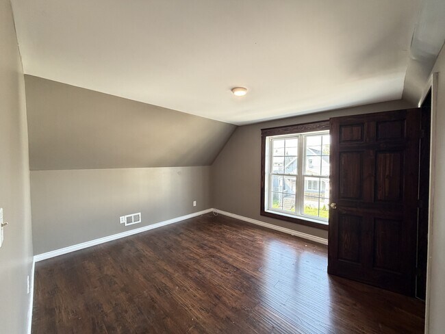 Building Photo - 11 Pooley Pl