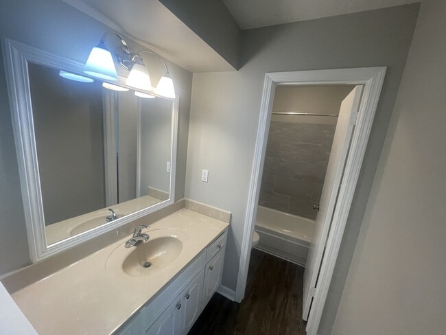 Building Photo - $500 OFF FIRST MONTH'S RENT!