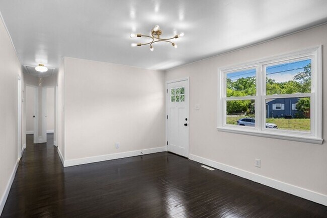 Building Photo - 7 Coville Dr