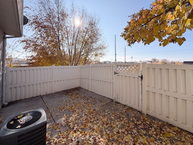Building Photo - Peaceful Provo Row End Townhome