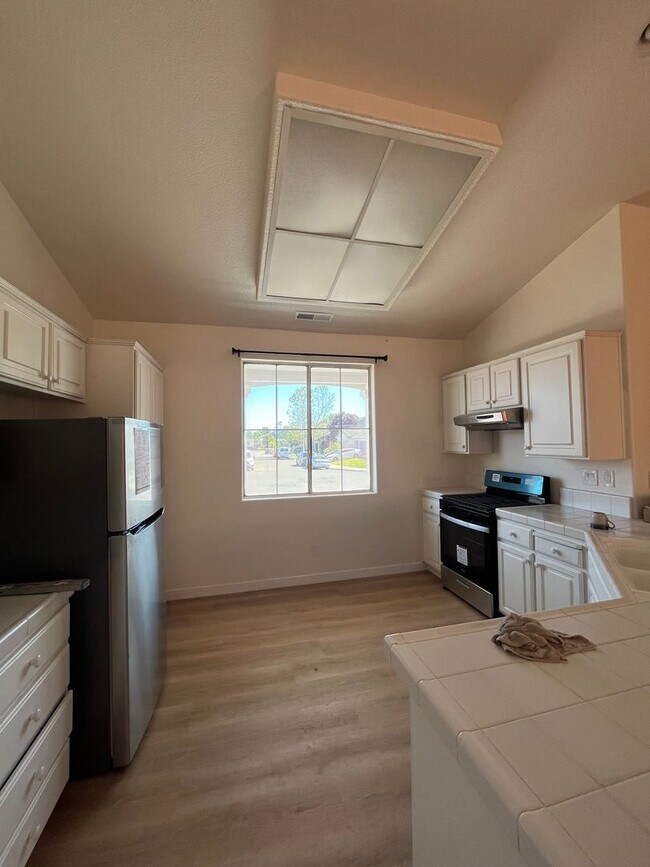 Building Photo - 2065 Banjo Dr