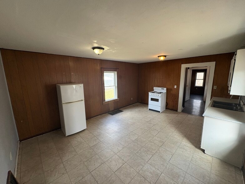 Building Photo - 1030 W 17th St