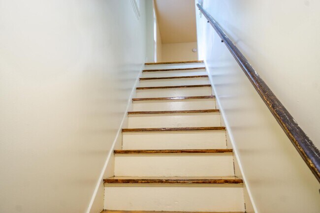 Building Photo - Available 7/1/26 Back Upper Deck Overlooki...