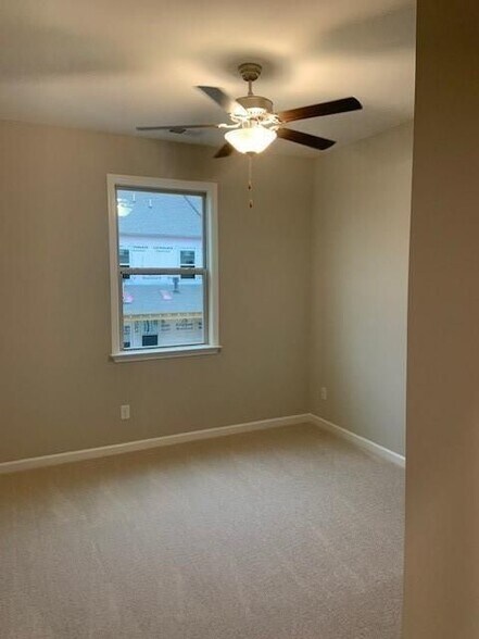 Building Photo - 3925 Redwood Dr