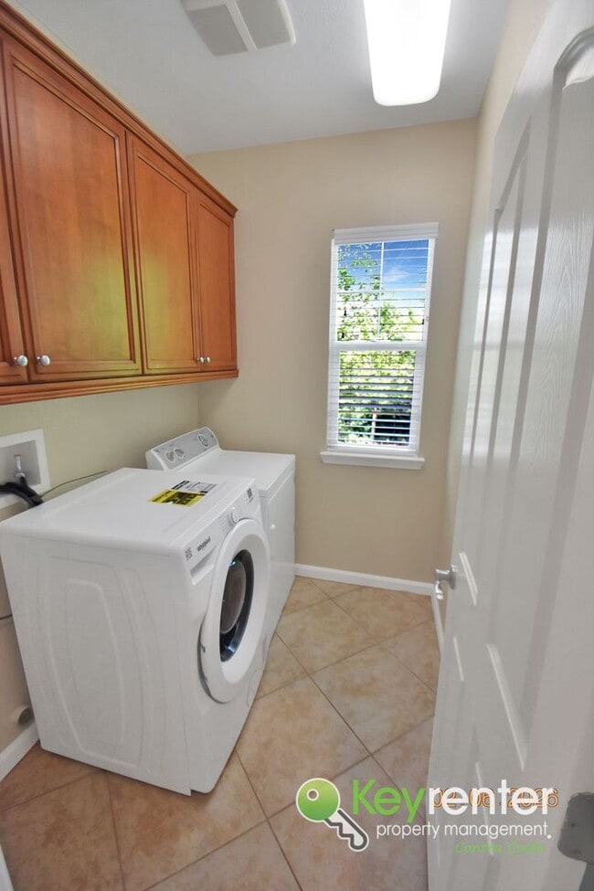 Building Photo - Beautiful 4 Bedroom Windemere Home on Corner Lot