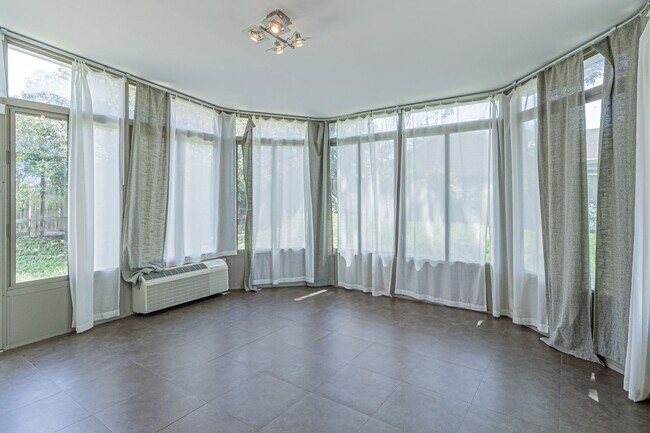 Building Photo - Modern Design 3 Bedroom 2 Bath, 2 car Gara...