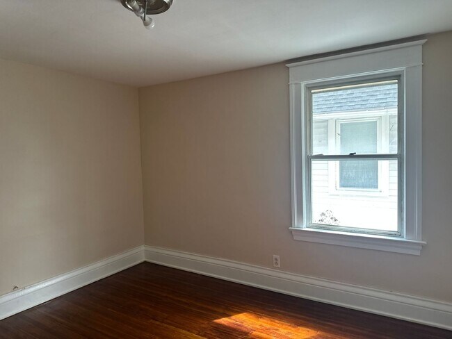 Building Photo - SINGLE FAMIKY FOR RENT IN MAPLEWOOD LOCATION !
