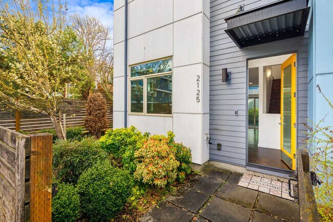 Building Photo - Move In Special! -  Corner 3 Bedroom Townh...